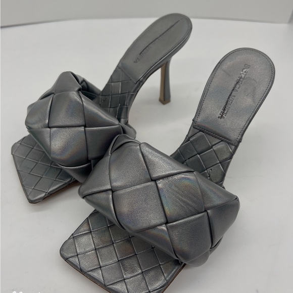 BOTTEGA VENETA Lido Metallic Woven Mule Sandals - Picture 6 of 11